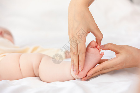 妈妈用宝宝脚比爱心母婴高清图片素材