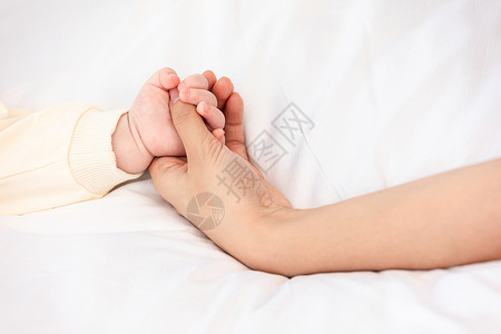 午休男孩宝宝睡觉拉着妈妈的手背景