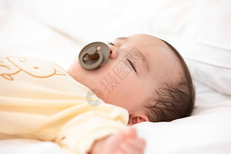 含奶嘴的婴儿睡觉高清图片