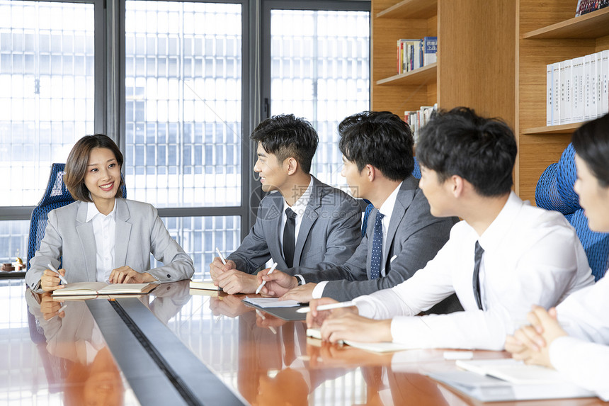 商务男女认真记录图片