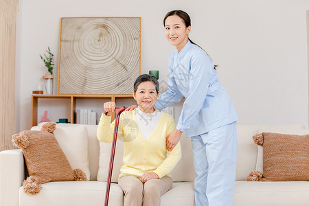 护工扶拄拐杖的老奶奶客厅散步图片