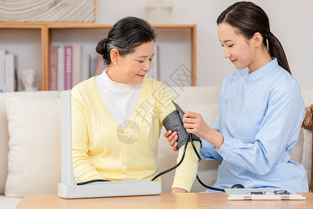护工给老奶奶测量血压高血压高清图片素材
