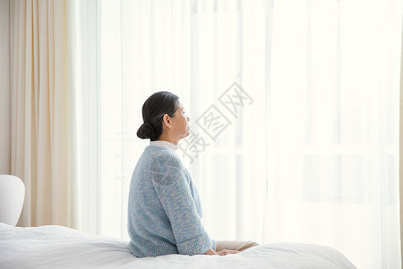 人看窗外孤独老人在卧室背景