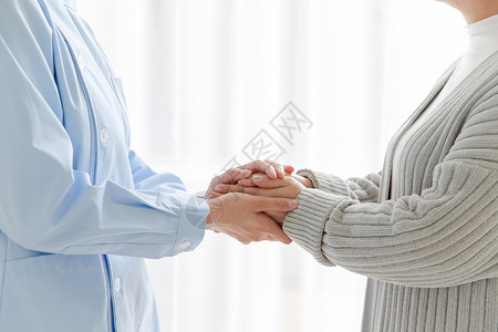 老人和医生家庭护士和老人握手背景
