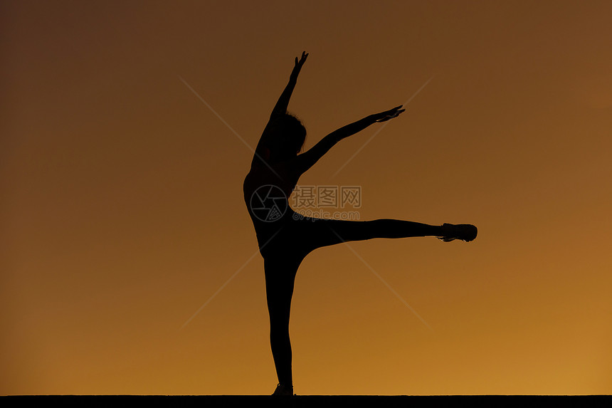 女性瑜伽夕阳剪影图片