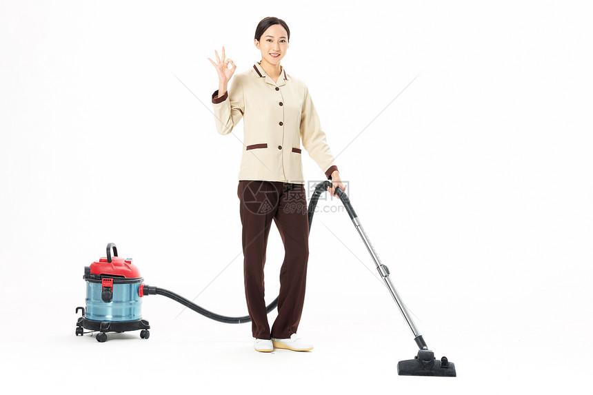 家政服务女性使用吸尘器图片