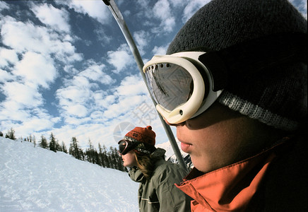 乘坐滑雪缆车的夫妇高清图片