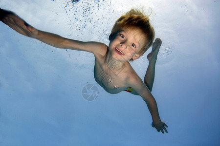 男孩水下潜水图片