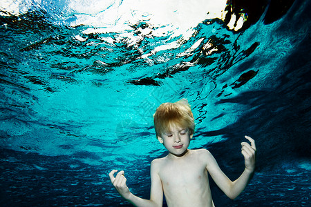 男孩水下潜水图片