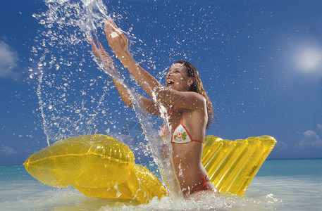 气垫船撩水上的女人背景图片