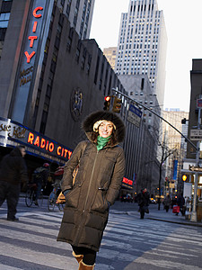 穿过纽约街的女人图片