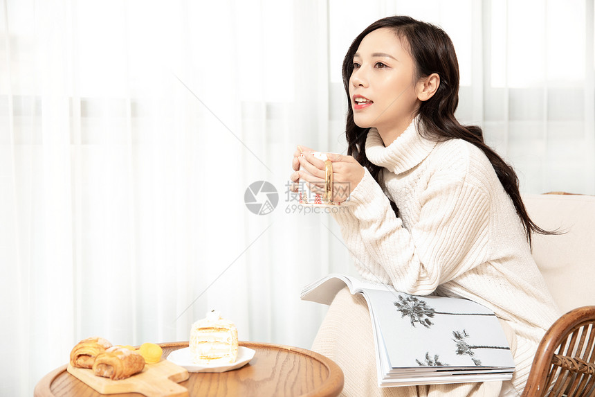 冬季青年女性居家喝下午茶图片