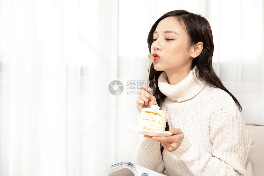 冬季居家女性吃蛋糕图片