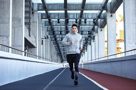 奔跑的男士年轻男士冬季跑步健身背景