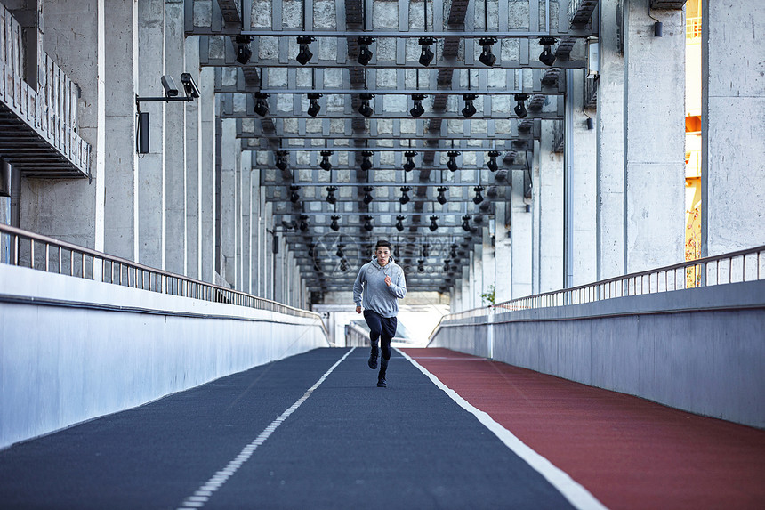 年轻男士冬季跑步健身图片