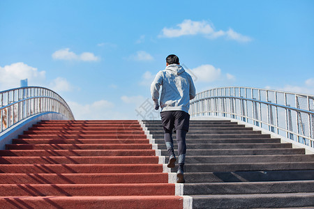 人奔跑背影男青年户外跑步背影背景