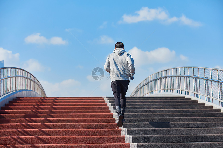 男青年户外跑步背影图片