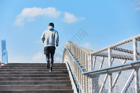 奔跑的人背影男青年户外跑步背影背景