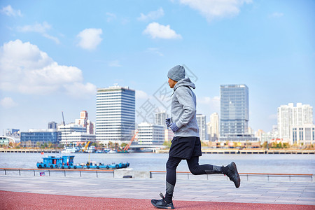 秋季锻炼男青年户外跑步背影背景