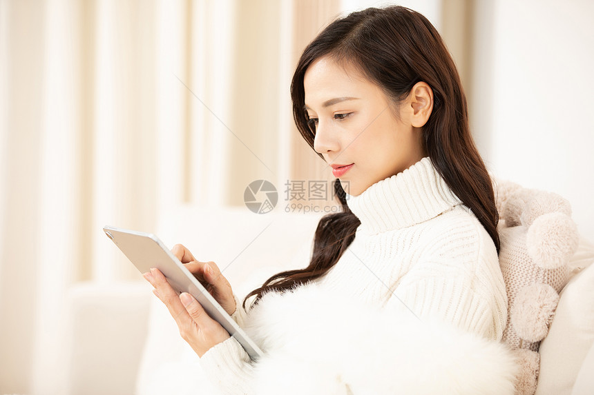 冬季居家青年女性看平板电脑图片