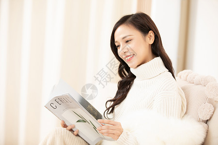 冬季居家青年女性看书图片
