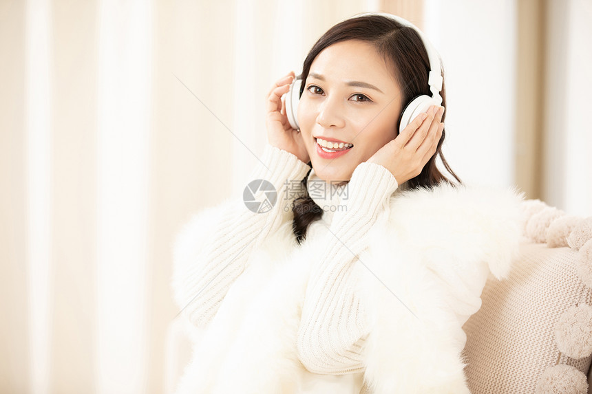冬季居家女性听音乐图片