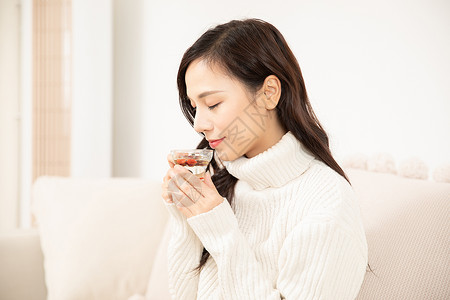 冬季青年女性居家喝养生茶高清图片