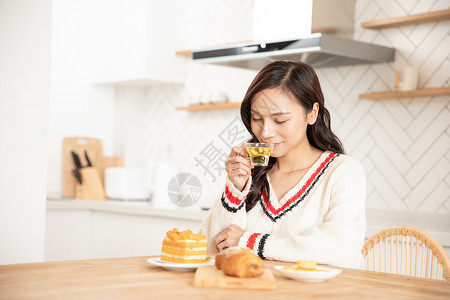 居家女性冬季喝养生茶模特高清图片素材