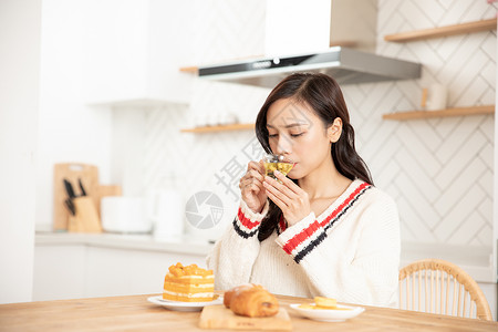 居家女性冬季喝养生茶青年高清图片素材