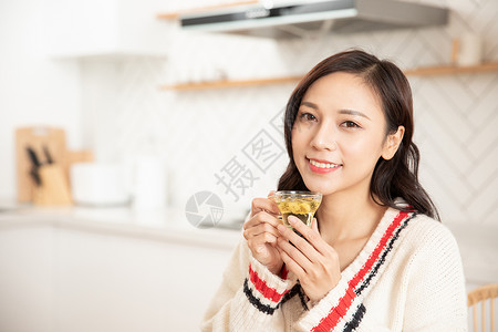 居家女性冬季喝养生茶东方人高清图片素材