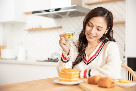 居家女性冬季喝养生茶喝茶高清图片素材