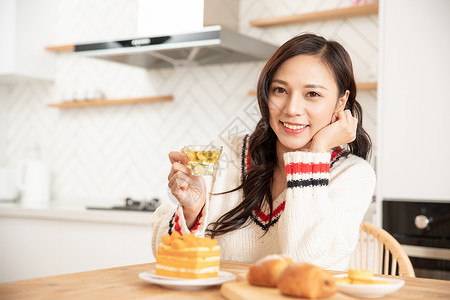 居家女性冬季喝养生茶青年高清图片素材