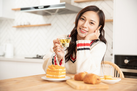 青年女性喝水居家女性冬季喝养生茶背景