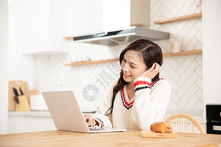 冬季女性居家用笔记本电脑工作图片