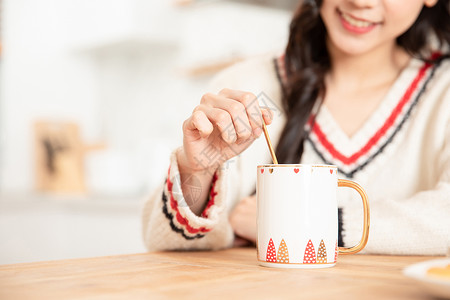 冬季居家青年女性喝咖啡东方人高清图片素材