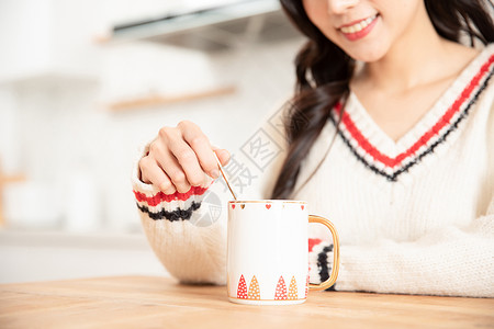 冬季居家青年女性喝咖啡中国人高清图片素材