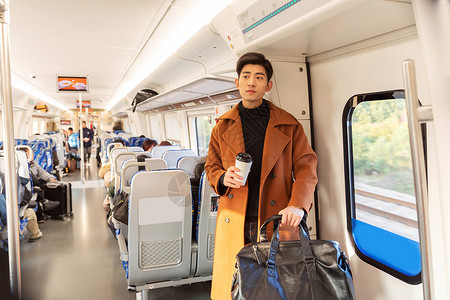 青年男性乘坐高铁返乡图片