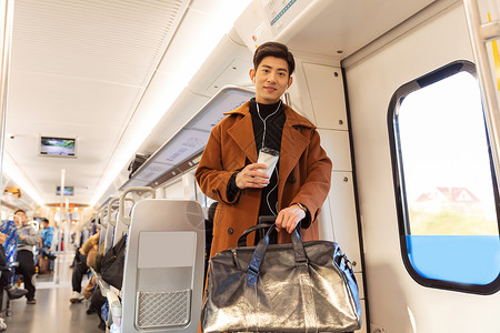 青年男性高铁上听音乐城市高清图片素材