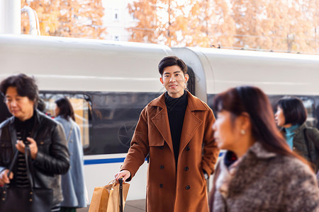 青年男性春运返乡赶高铁图片