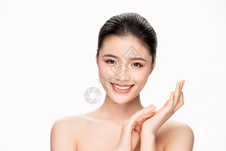 年轻美女美容护肤面部护理擦脸图片