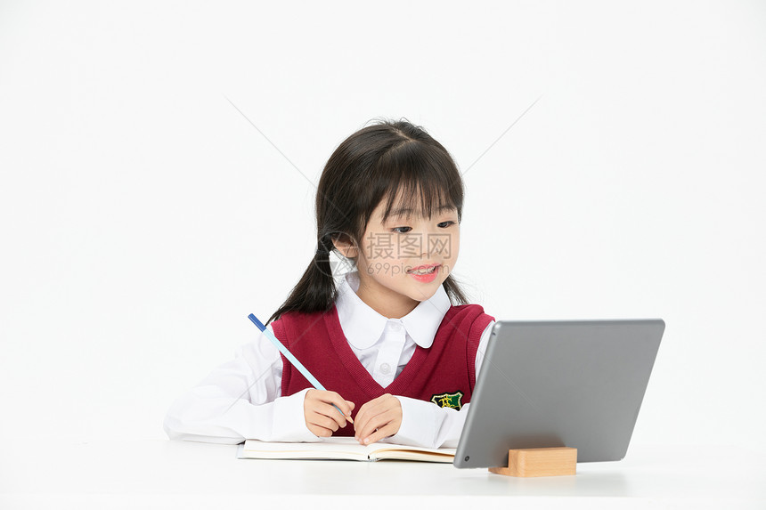 小女孩看平板电脑
