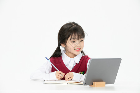 小女孩看平板电脑图片素材