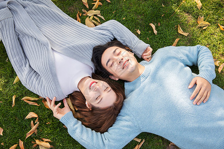 秋天情侣躺在草地上户外高清图片素材