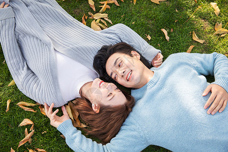 秋天情侣躺在草地上模特高清图片素材