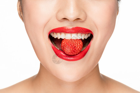 女性吃草莓嘴巴局部特写背景图片