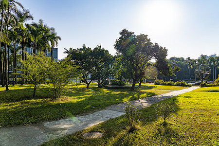 深圳大学的校园草地高清图片素材