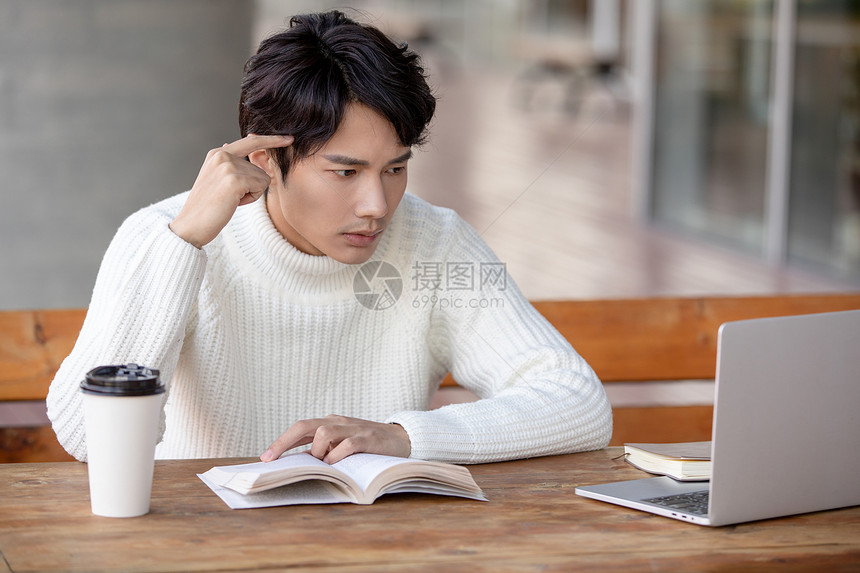 青年男性户外阅读学习图片