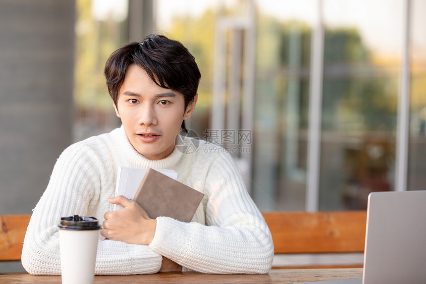 青年男性户外阅读学习图片