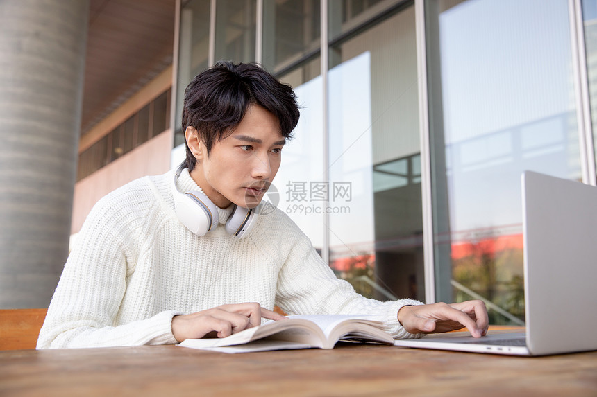 青年男性户外阅读学习图片