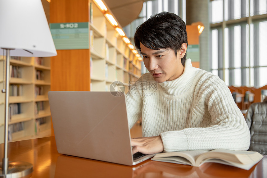 青年男性图书馆学习办公图片